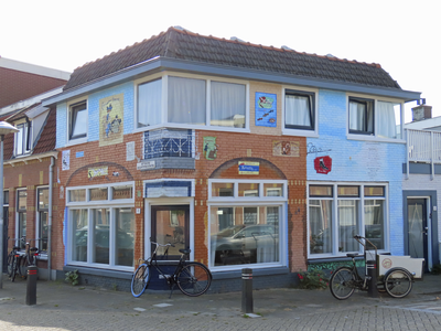 902039 Gezicht op het hoekpand Bremstraat 30, waarvan de gevel beschilderd is met afbeeldingen die herinneren aan de ...